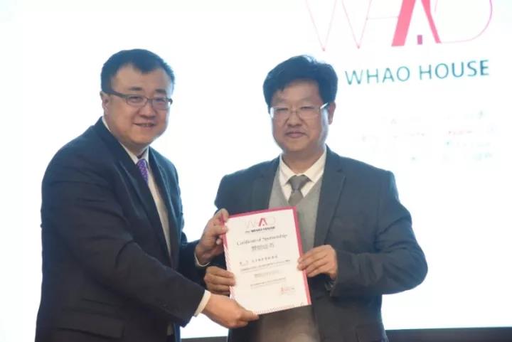 清华大学党委常委、副校长杨斌为华体会（中国）绿色装配集团总裁李旭禄颁发证书